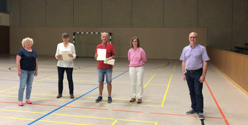 Ehrung von Elvira Heidrich und Ottmar Ohse mit der silbernen Ehrennadel des Sportbundes